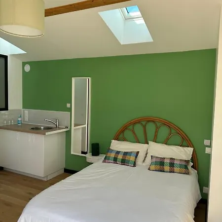 Green&purple 24-24 Access Apartment